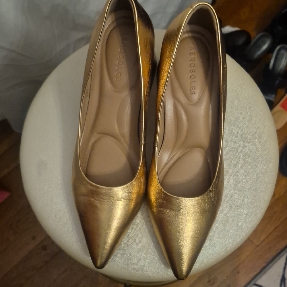 AEROSOLES Women's Shimmering Gold Mid Heels